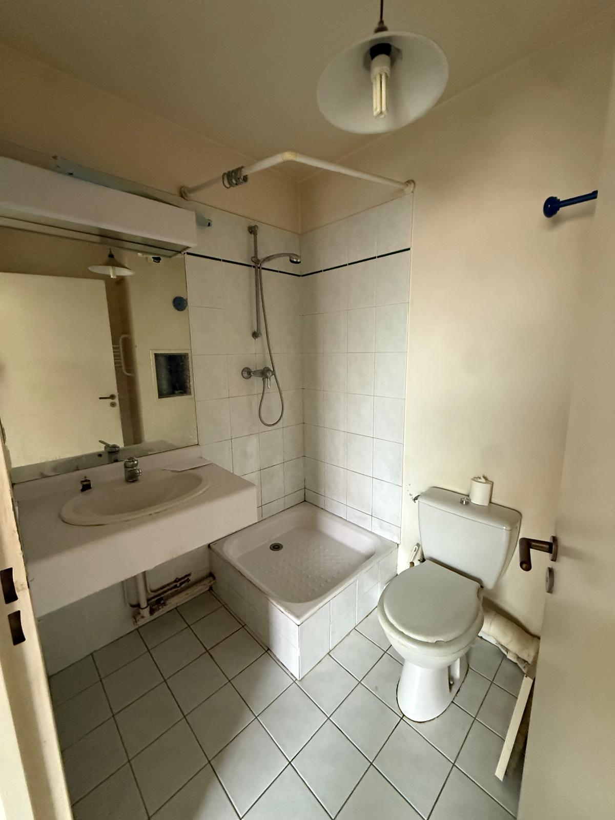 Salle de bain avant les travaux